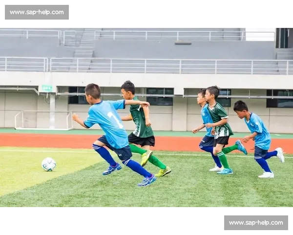 七人制足球比赛策略与战术解析 探讨团队协作与场上布局的关键要素